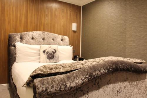 Habitación Doble con baño privado del hotel Cheshire Central London. Foto 2