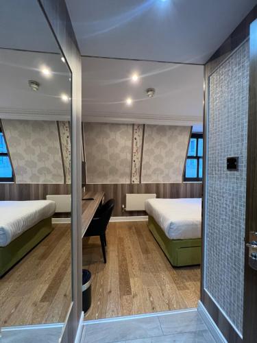 Habitación Doble con baño privado del hotel Cheshire Central London. Foto 5
