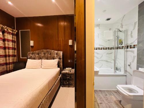 Habitación Doble con baño privado del hotel Cheshire Central London. Foto 7