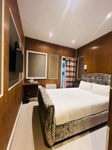Habitación Doble con baño privado del hotel Cheshire Central London. Foto 8