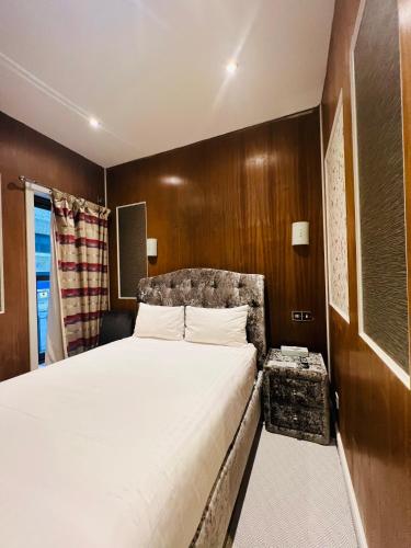 Habitación Doble con baño privado del hotel Cheshire Central London. Foto 9