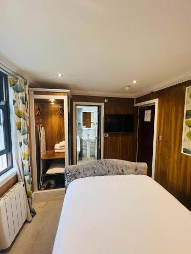 Habitación Doble con baño privado del hotel Cheshire Central London. Foto 12