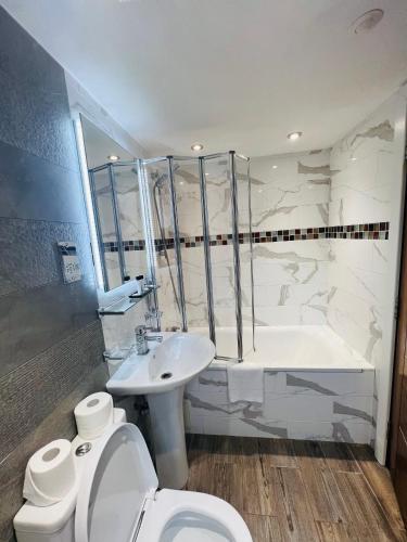 Habitación Doble con baño privado del hotel Cheshire Central London. Foto 13