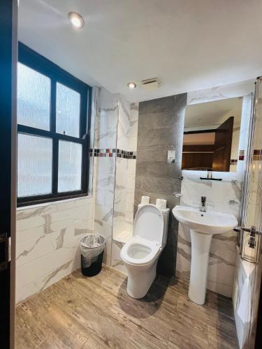 Habitación Doble con baño privado del hotel Cheshire Central London. Foto 14