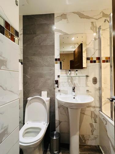 Habitación Doble con baño privado del hotel Cheshire Central London. Foto 23