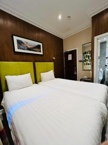 Habitación Doble con baño privado - 2 camas del hotel Cheshire Central London. Foto 15