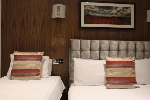 Habitación Triple del hotel Cheshire Central London. Foto 1