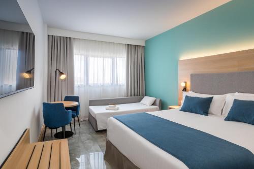 Habitación Triple del hotel Occidental Murcia Agalia. Foto 6