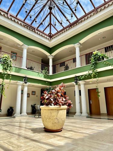 Habitación Triple del hotel Los Dólmenes. Foto 1