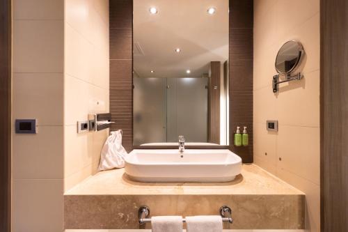 Habitación Estándar - Cama extragrande del hotel Holiday Inn Santiago - Airport Terminal. Foto 3