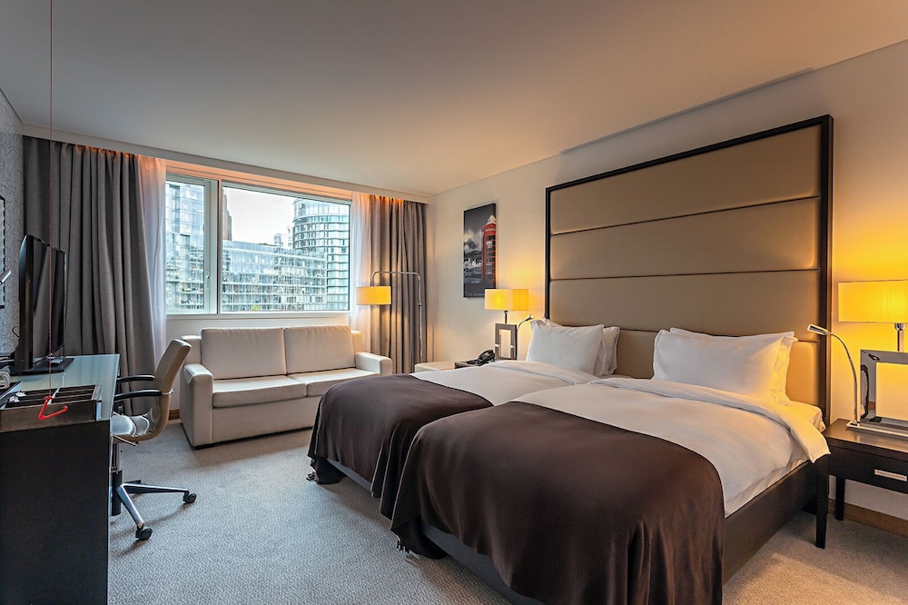 Habitación con 2 camas individuales, accesible para personas con discapacidad del hotel Pestana Chelsea Bridge & Spa. Foto 4