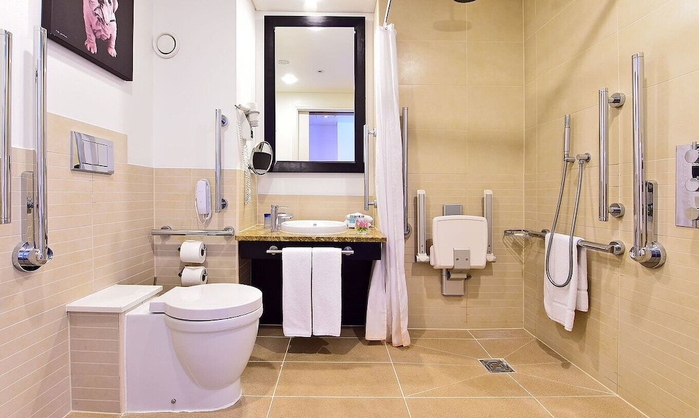 Habitación con 2 camas individuales, accesible para personas con discapacidad del hotel Pestana Chelsea Bridge & Spa. Foto 5