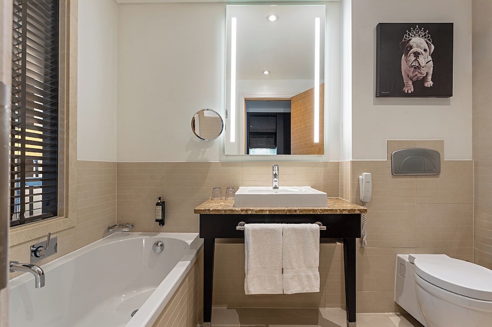 Habitación Deluxe con 2 camas individuales del hotel Pestana Chelsea Bridge & Spa. Foto 3