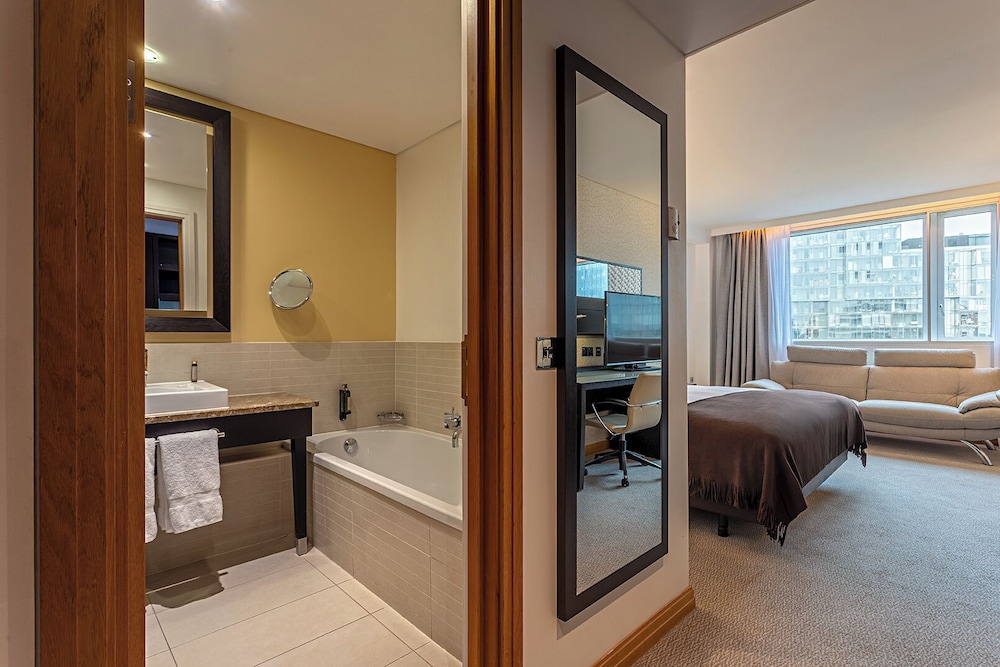 Deluxe Superior King Bed del hotel Pestana Chelsea Bridge & Spa. Foto 5
