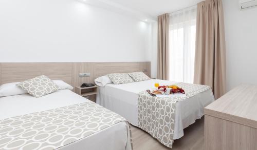 Habitación triple 1 Cama queen 1 Cama Individual del hotel Olympia Ronda Ii
