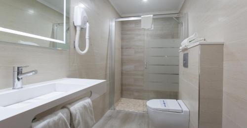 Habitación triple 1 Cama queen 1 Cama Individual del hotel Olympia Ronda Ii. Foto 6