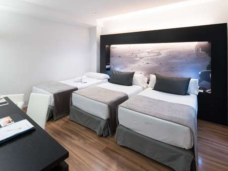 Habitación triple del hotel Catalonia Catedral. Foto 2