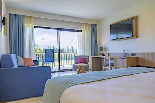 Habitación Doble Superior Impressive con vistas al campo de golf del hotel Impressive Playa Granada. Foto 5