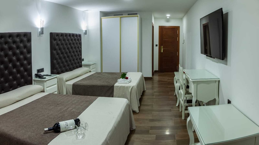Habitación con 1 cama doble o 2 individuales del hotel Julián. Foto 5