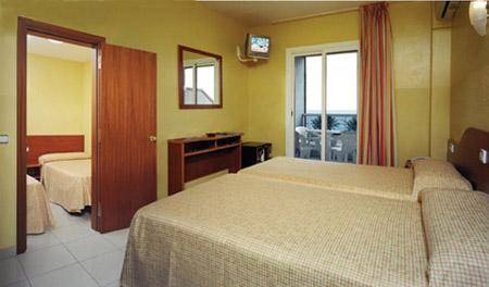 Habitación familiar del hotel GHT Miratge