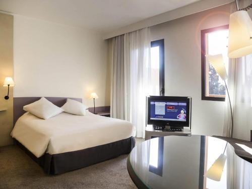 Habitación Doble Superior con sofá y vistas a la ciudad del hotel Novotel Marrakech Hivernage. Foto 3