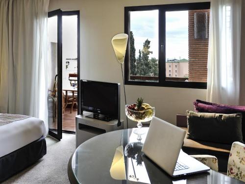 Habitación Doble Superior con sofá y vistas a la ciudad del hotel Novotel Marrakech Hivernage. Foto 5