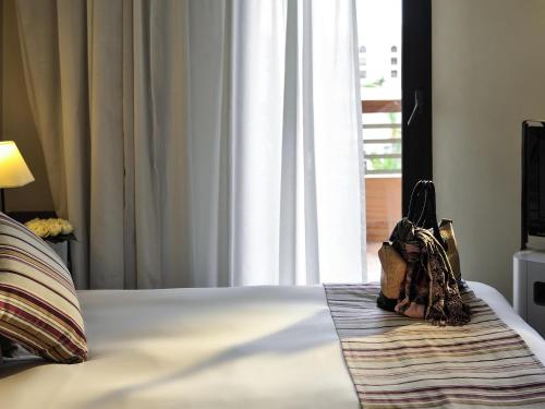 Habitación Deluxe con cama grande y sofá cama del hotel Novotel Marrakech Hivernage