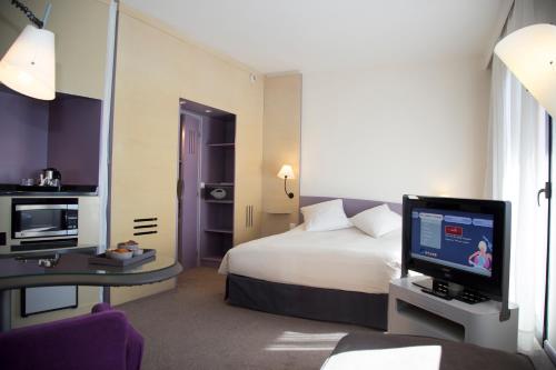 Habitación Deluxe con cama grande y sofá cama del hotel Novotel Marrakech Hivernage. Foto 1
