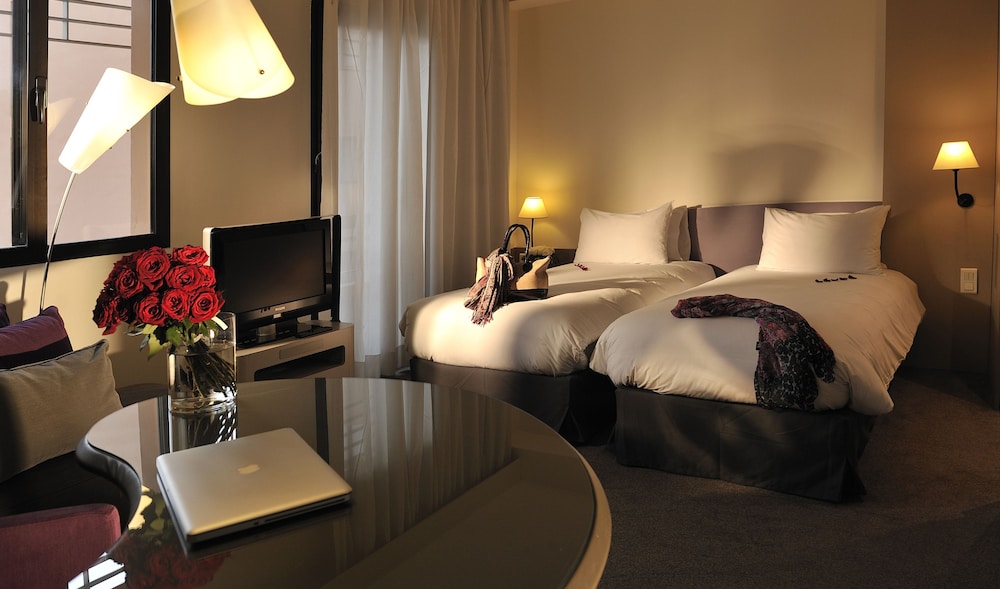 Habitación superior con 2 camas individuales, varias camas del hotel Novotel Marrakech Hivernage. Foto 1