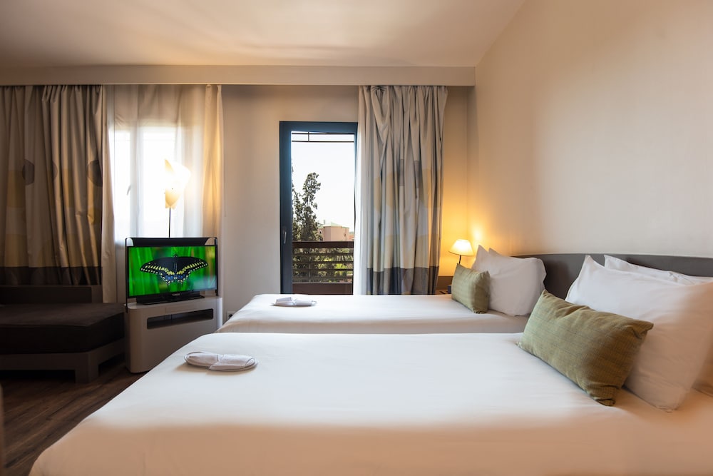 Habitación superior con 2 camas individuales, varias camas del hotel Novotel Marrakech Hivernage. Foto 4
