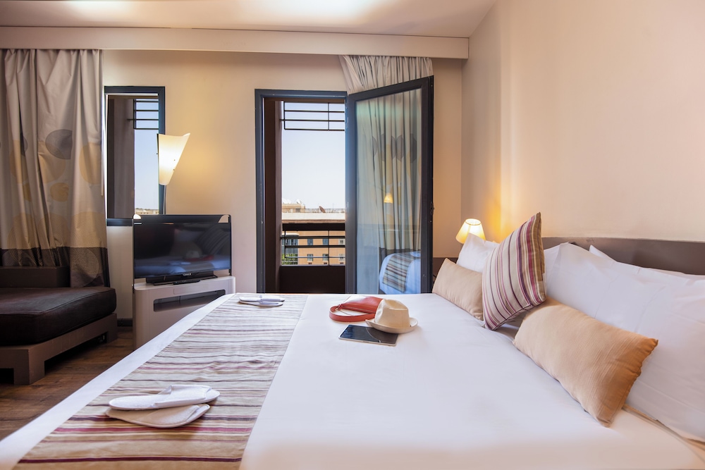 Habitación superior con 2 camas individuales, varias camas del hotel Novotel Marrakech Hivernage. Foto 10