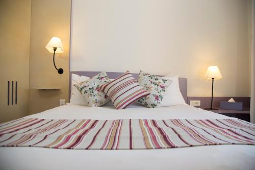 Habitación Doble Superior con sofá y vistas a la ciudad del hotel Novotel Marrakech Hivernage. Foto 11