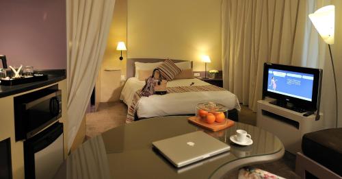Habitación Deluxe con cama grande y sofá cama del hotel Novotel Marrakech Hivernage. Foto 7