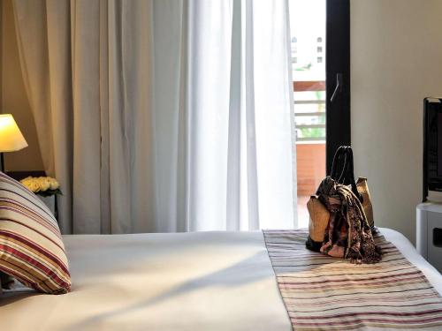 Habitación Deluxe con cama grande y sofá cama del hotel Novotel Marrakech Hivernage. Foto 9