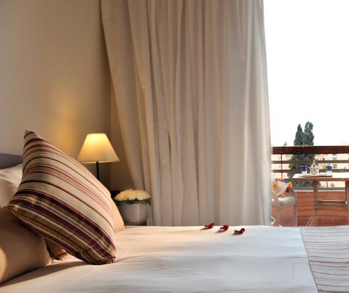 Habitación Deluxe con cama grande y sofá cama del hotel Novotel Marrakech Hivernage. Foto 10