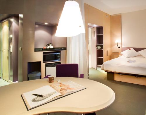 Habitación Deluxe con cama grande y sofá cama del hotel Novotel Marrakech Hivernage. Foto 12