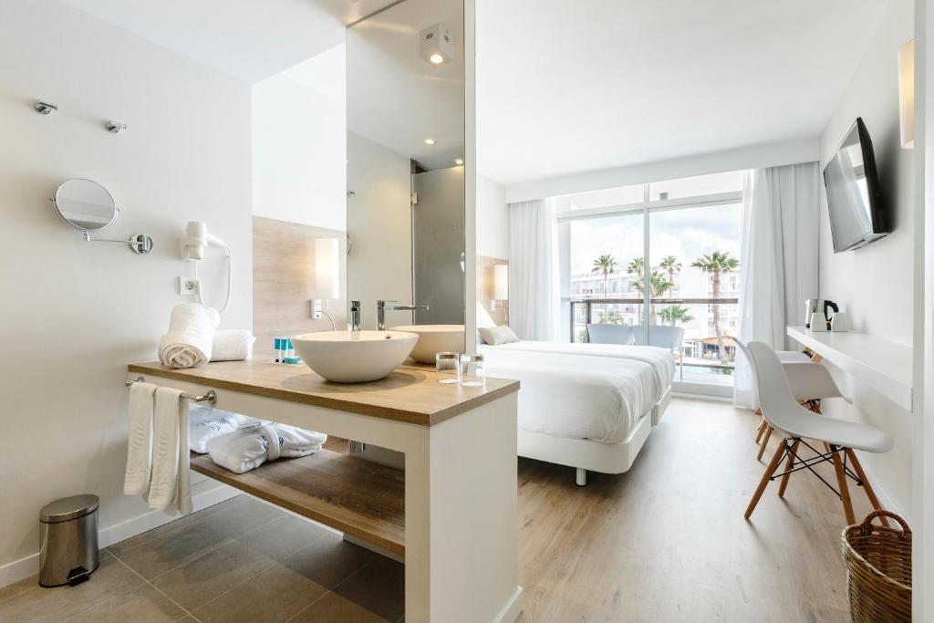 Habitación doble del hotel Aluasoul Ibiza - Adults Only. Foto 1