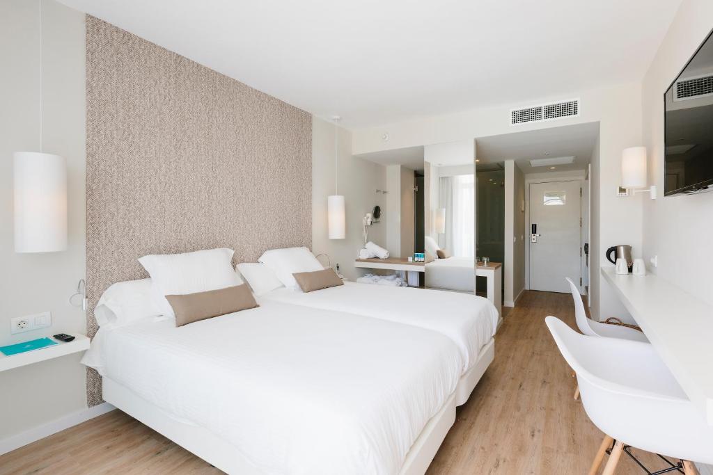 Habitación doble Vista Piscina del hotel Aluasoul Ibiza - Adults Only