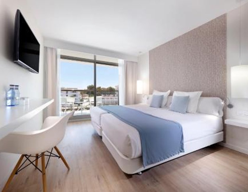 Alojamiento Doble con vistas a la piscina del hotel AluaSoul Ibiza -Adults Only - Hyatt Inclusive Collection