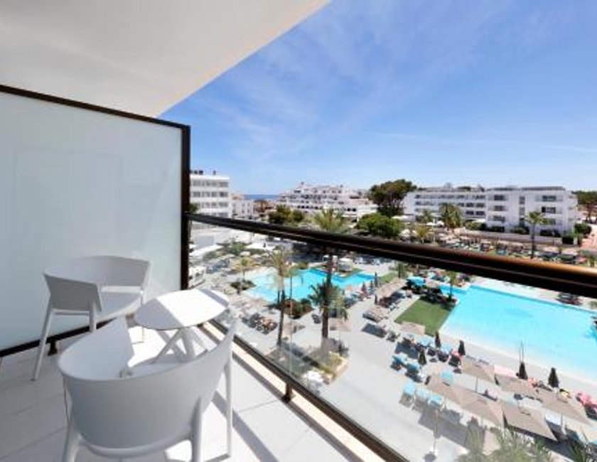 Alojamiento Doble con vistas a la piscina del hotel AluaSoul Ibiza -Adults Only - Hyatt Inclusive Collection. Foto 2