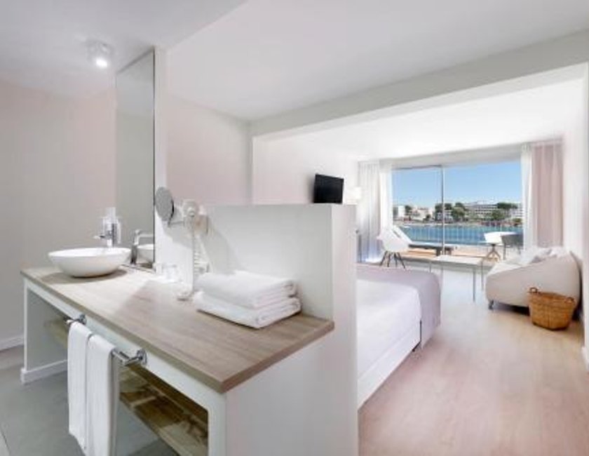 Suite Junior con vistas frontales al mar del hotel AluaSoul Ibiza -Adults Only - Hyatt Inclusive Collection. Foto 2