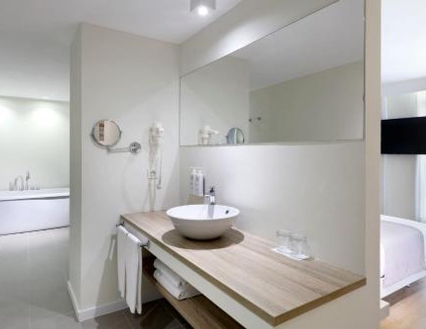 Suite Junior con vistas a la piscina del hotel AluaSoul Ibiza -Adults Only - Hyatt Inclusive Collection