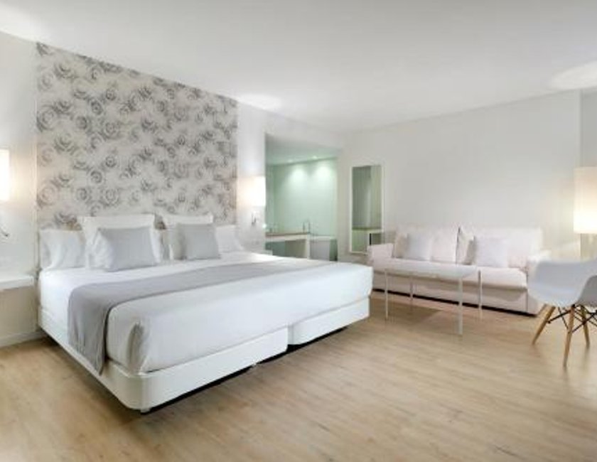 Suite Junior con vistas a la piscina del hotel AluaSoul Ibiza -Adults Only - Hyatt Inclusive Collection. Foto 1