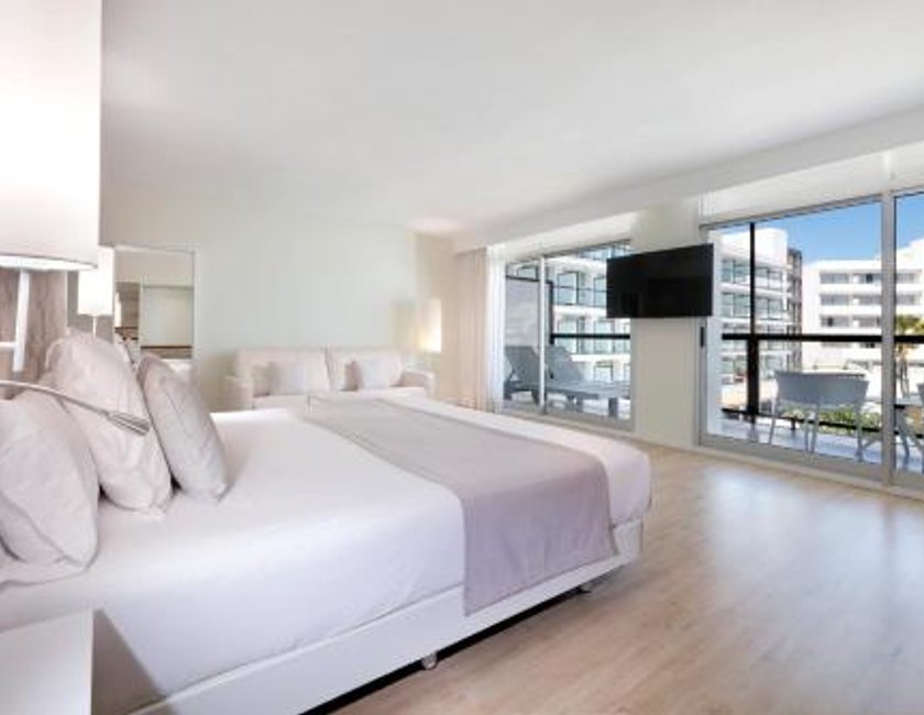 Suite Junior con vistas a la piscina del hotel AluaSoul Ibiza -Adults Only - Hyatt Inclusive Collection. Foto 2