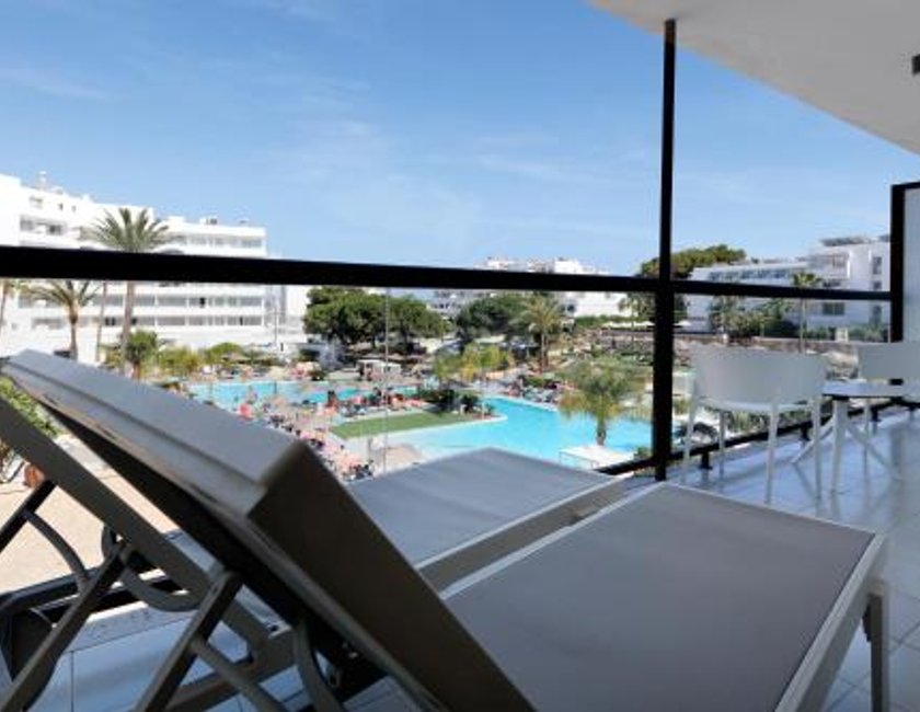 Suite Junior con vistas a la piscina del hotel AluaSoul Ibiza -Adults Only - Hyatt Inclusive Collection. Foto 4