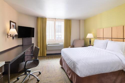 Estudio con 1 cama grande del hotel Candlewood Suites Times Square. Foto 1