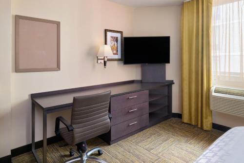 Estudio con 1 cama grande del hotel Candlewood Suites Times Square. Foto 6