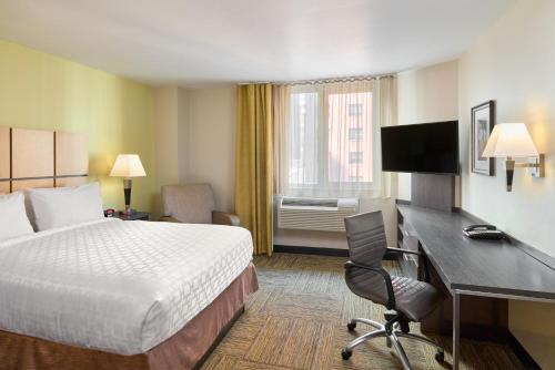 Suite Estudio con cama grande y vistas a la ciudad del hotel Candlewood Suites Times Square. Foto 1