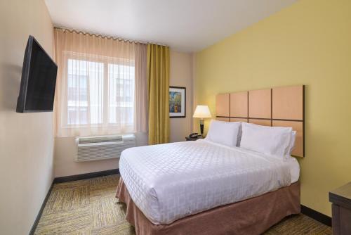 Suite Estudio con cama grande y vistas a la ciudad del hotel Candlewood Suites Times Square. Foto 3