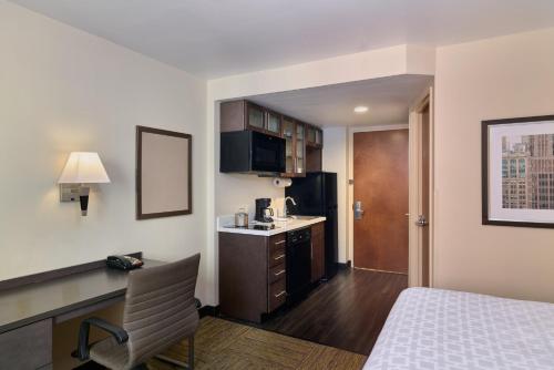 Suite Estudio con cama grande y vistas a la ciudad del hotel Candlewood Suites Times Square. Foto 5